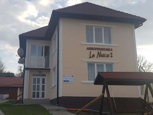Гостевой дом Pensiunea La Nucu Şieu-12